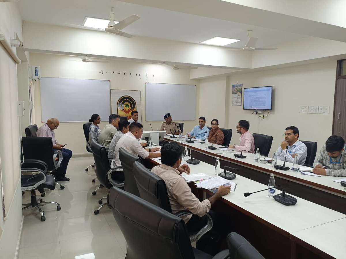 GRSAofficial's tweet photo. GRSA ખાતે રોડ સેફ્ટી કમિશનર શ્રી એસ.એ. પટેલની અધ્યક્ષતામાં રાજ્યના અનેક વિભાગોના રોડ સેફ્ટી નોડલ અધિકારીઓની મહત્વપૂર્ણ બેઠક યોજાઈ હતી.
ચર્ચાનો કેન્દ્રબિંદુ રહ્યો Road Safety Action Plan Vision 2030 અને ઈ-એન્ફોર્સમેન્ટનો અમલ.
#nodalmeeting #grsa https://t.co/UxjruF4FXo