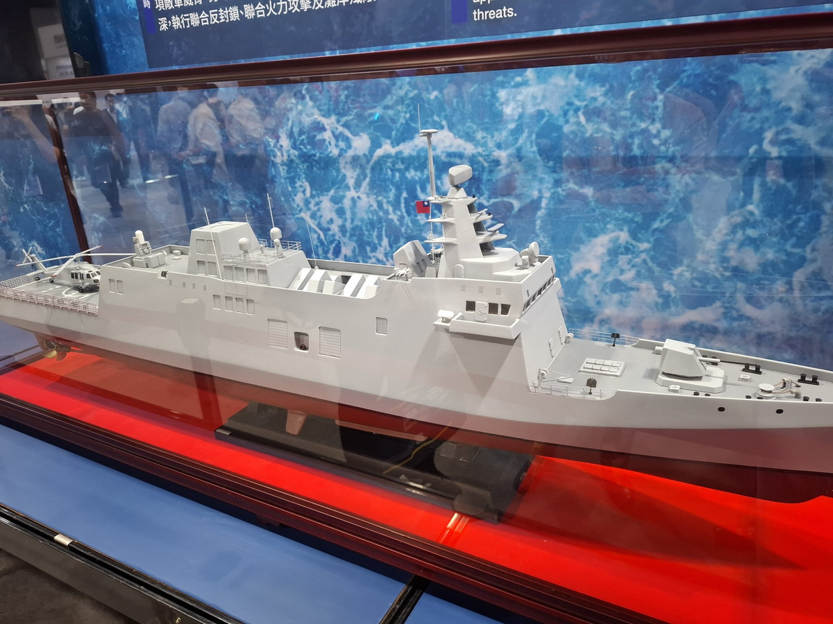 帆船  ヴァイキング ガレオン船 ドラッカー  船 艦 フリゲート艦 現在建設中の台湾海軍の軽フリゲート（空中防衛型）の模型で、16発の