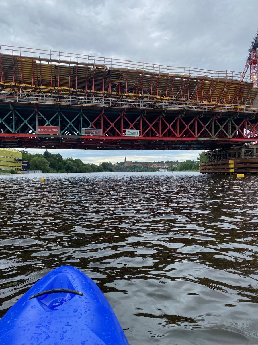 No, již to snad brzy půjde. Most na Dvorcích pomalu roste. Těším se, až se propojí Podolí se Smíchovem.

Reklama: Díky zet-kayaks.com za modrého Minžu – z vody 🌉 vypadá v TOPu! 
#dneskabytoslo #dvoreckymost