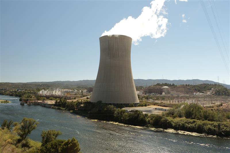 La energía nuclear está en el centro del debate energético.

Es libre de emisiones, constante y asegura el suministro, tres claves para una #transiciónenergética segura y sostenible.

Pero la gran pregunta es: ¿puede considerarse renovable? 👇