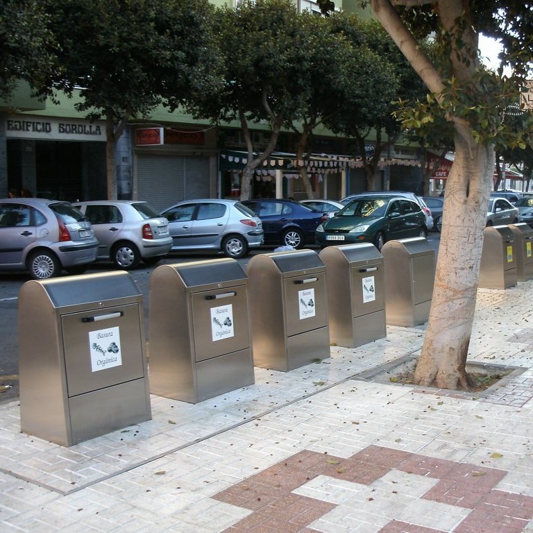 Va una idea <a href="/AFueguina/">Agrotécnica Fueguina</a> : contenedores soterrados, se usan en muchos lugares del mundo y en Argentina ya hay también. Van en las veredas, ocupan menos espacio y son más limpios.