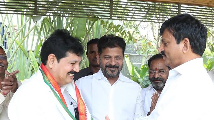 నువ్వు ఏరికోరి కాంగ్రెస్ పార్టీలో చేర్చుకున్న తెల్లం వెంకట్ రావుతో నేను కాంగ్రెస్ పార్టీలో ఉన్నా అని చెప్పించు చాలు పొంగులేటి నీ పెతాపం ఏందో తెలుస్తది.

అది చేతకాకపోగా, బచ్చాను నిలబబెట్టి గెలిపిస్తా అని నురుగు పొంగు ప్రగర్భాలెందుకు?

ఈ గెలిపించేదేందో భద్రాచలం ఉప ఎన్నిక  తెచ్చి
