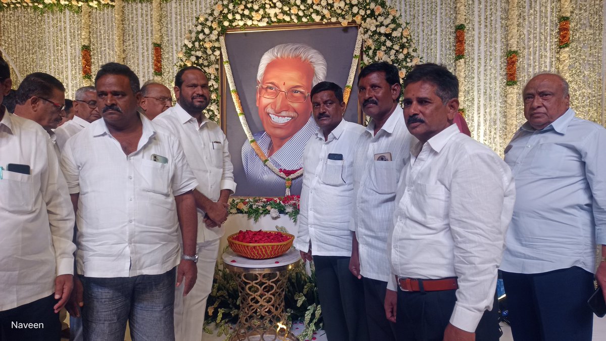 రాష్ట్ర నీటి పారుదల,పౌర సరఫరాల శాఖ మంత్రివర్యులు గౌ,నలమాద ఉత్తంకుమార్ రెడ్డి గారి తండ్రి నలమాద పురుషోత్తం రెడ్డి గారి మొదటి వర్థంతి కార్యక్రమంలో పాల్గొన్న రాష్ట్ర ఫైనాన్స్ కమిషన్ సభ్యులు మాలోత్ నెహ్రూ నాయక్ గారు
#malothnehrunaik