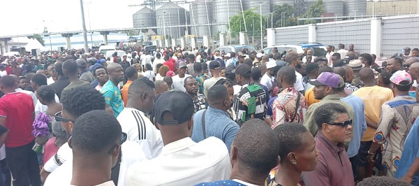 TheNationNews's tweet image. Fubara’s supporters disperse after waiting in vain at Rivers Govt House gate thenationonlineng.net/fubaras-suppor…