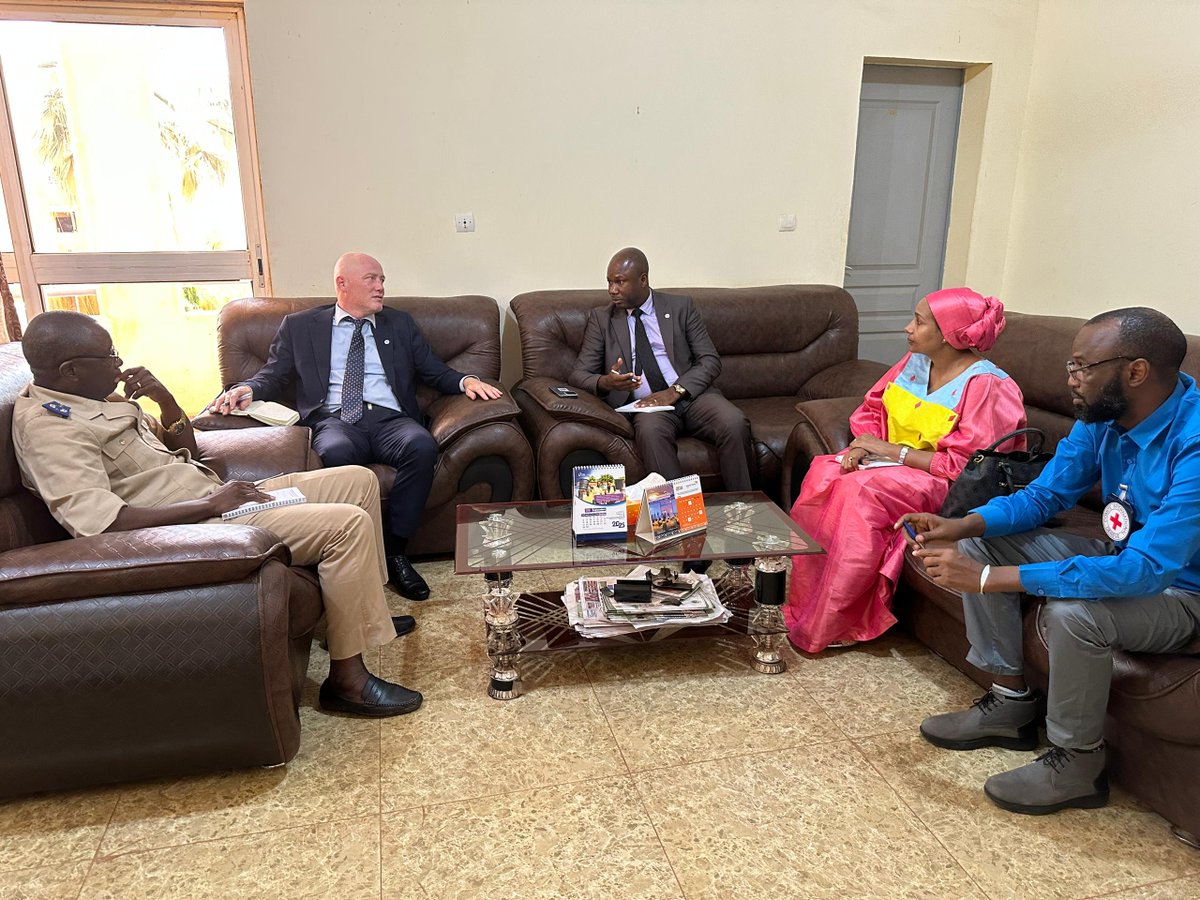 NicolasLambert_'s tweet photo. 1ère visite terrain à Mopti : j’ai échangé avec les autorités, bénéficiaires &amp; CRM. J’ai aussi visité l’hôpital Sominé DOLO, le Centre de réadaptation physique que nous soutenons.

Cette visite renforce la poursuite de notre engagement humanitaire auprès des personnes affectées. https://t.co/gbkO1qetlU