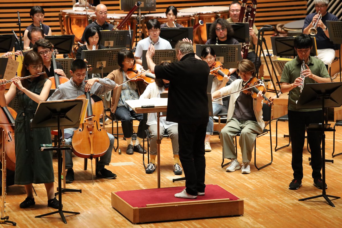 竹山 愛（フルート）、荒木良太（オーボエ）がソリストを務める《リゲティ：フルート、オーボエと管弦楽のための二重協奏曲》
静かな冒頭から音が重なり、リゲティの世界観が広がっていきます。
アルトフルート、バスフルート持替にもご注目ください🎵

🔗tokyosymphony.jp/concert/52782/