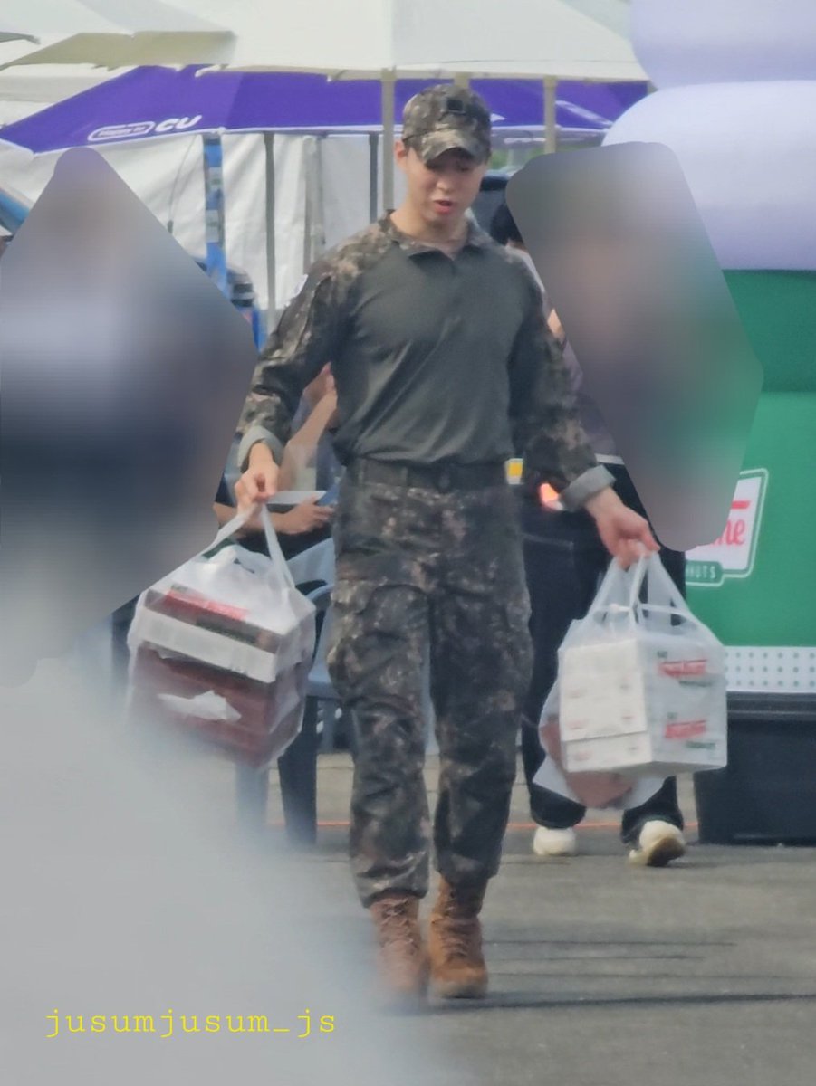 jusumjusum_js's tweet photo. 상혀기 진짜 도넛 가게 다 털어오는 줄 알았음 https://t.co/Y4tx8dILgM