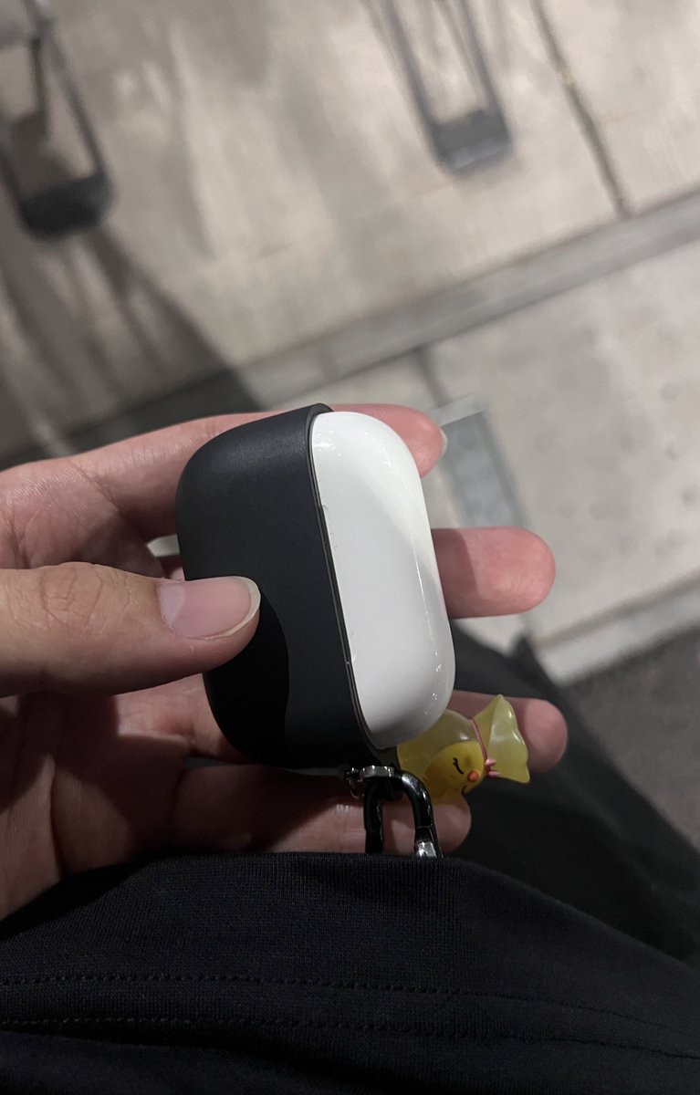 z_uga's tweet photo. AirPodsProのカバーどこいったん
ハゲになってもうた👴🏻 https://t.co/vTRTq65PDE