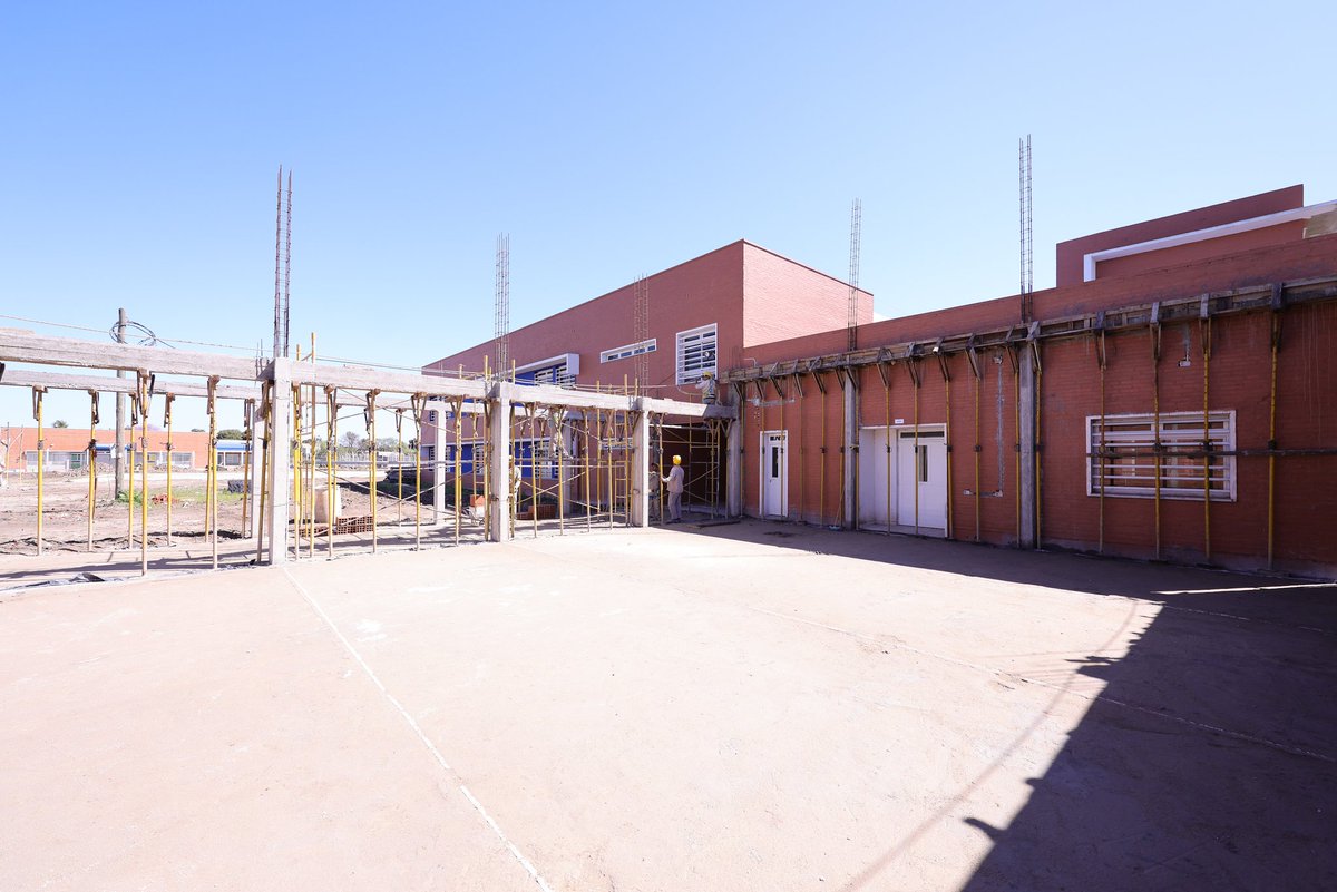 Avanzamos en la tercera etapa del colegio Juan Domingo Perón: un nuevo ala con 6 aulas más entre planta baja y alta, sector administrativo y salón de usos múltiples. 1260 m² cubiertos en donde funcionarán dos niveles educativos: primaria y secundaria. 

¡Invertimos en educación!