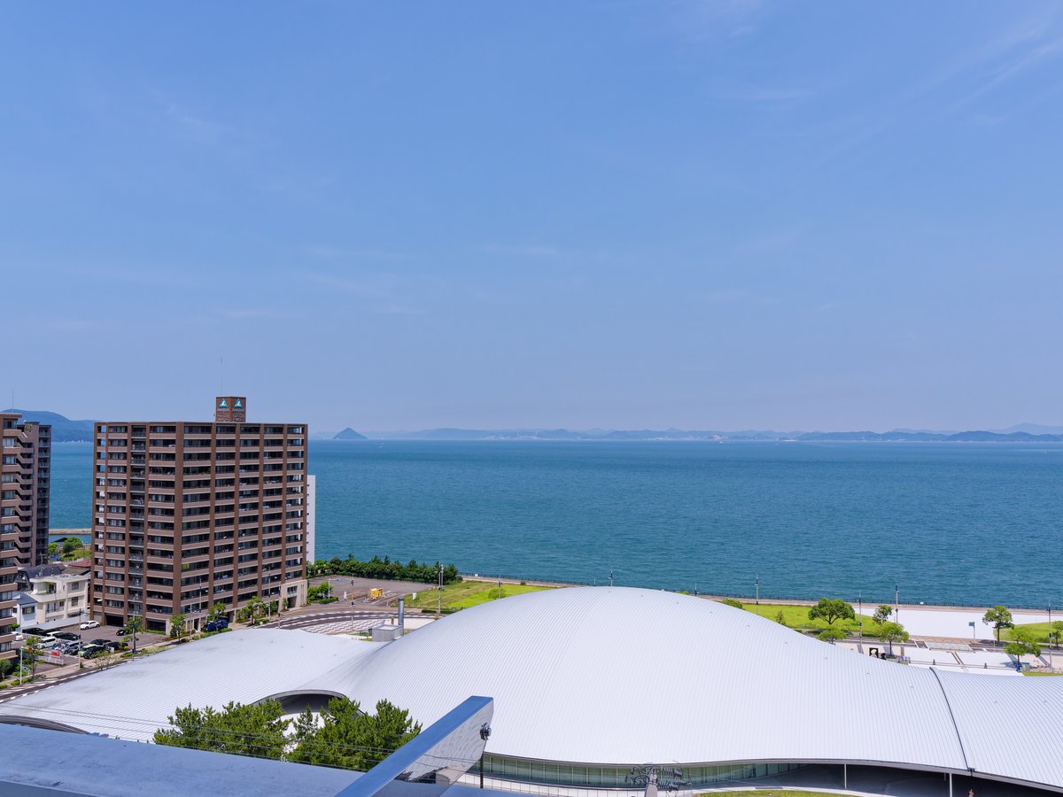 matsudakoro's tweet photo. 高松シンボルタワー　8階屋外広場からの瀬戸内海

#香川
#高松シンボルタワ���
#ファインダー越しの私の世界
#キリトリセカイ
#風景
#コロの風景 https://t.co/vqOGeFrnEt