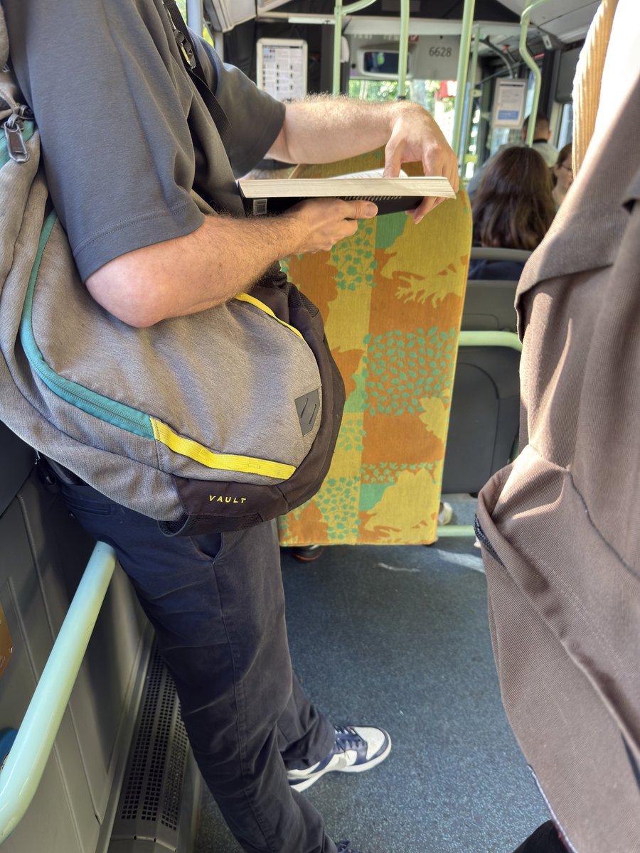 guybirenbaum's tweet photo. Au milieu de la tribu des têtes baissées sur leurs smartphones une exception lit un livre dans l’autobus 189. #exercicedestyle #queneau #bus https://t.co/zCaPzo0nQE
