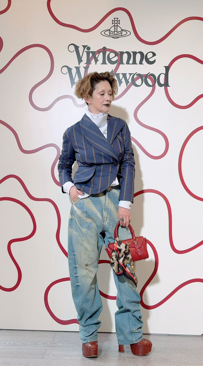 marinatsukides's tweet image. Vivienne Westwoodの新しいShopが青山にオープンしたので行ってきました👜👠

Vivienneとの時間は長いの…..
70年代にMalcolm McLarenとロンドン・King’s Road430にお店を構えた姿に憧れて、
90年代にその「Let It Rock」で真っ赤なチャンキーヒールを買ってからファンに.....…