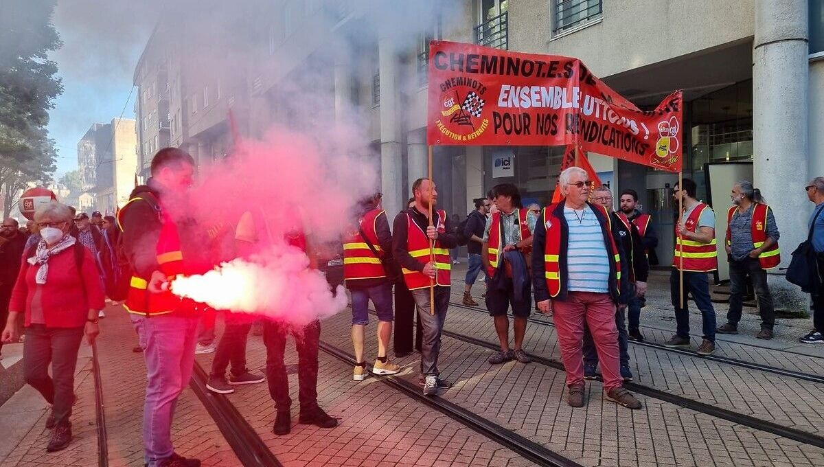 icimaine's tweet photo. Grève du 18 septembre : "Macron c'est ciao", plusieurs milliers de manifestants défilent au Mans
➡️ https://t.co/b58jM4kkLB https://t.co/cJttLniwdM