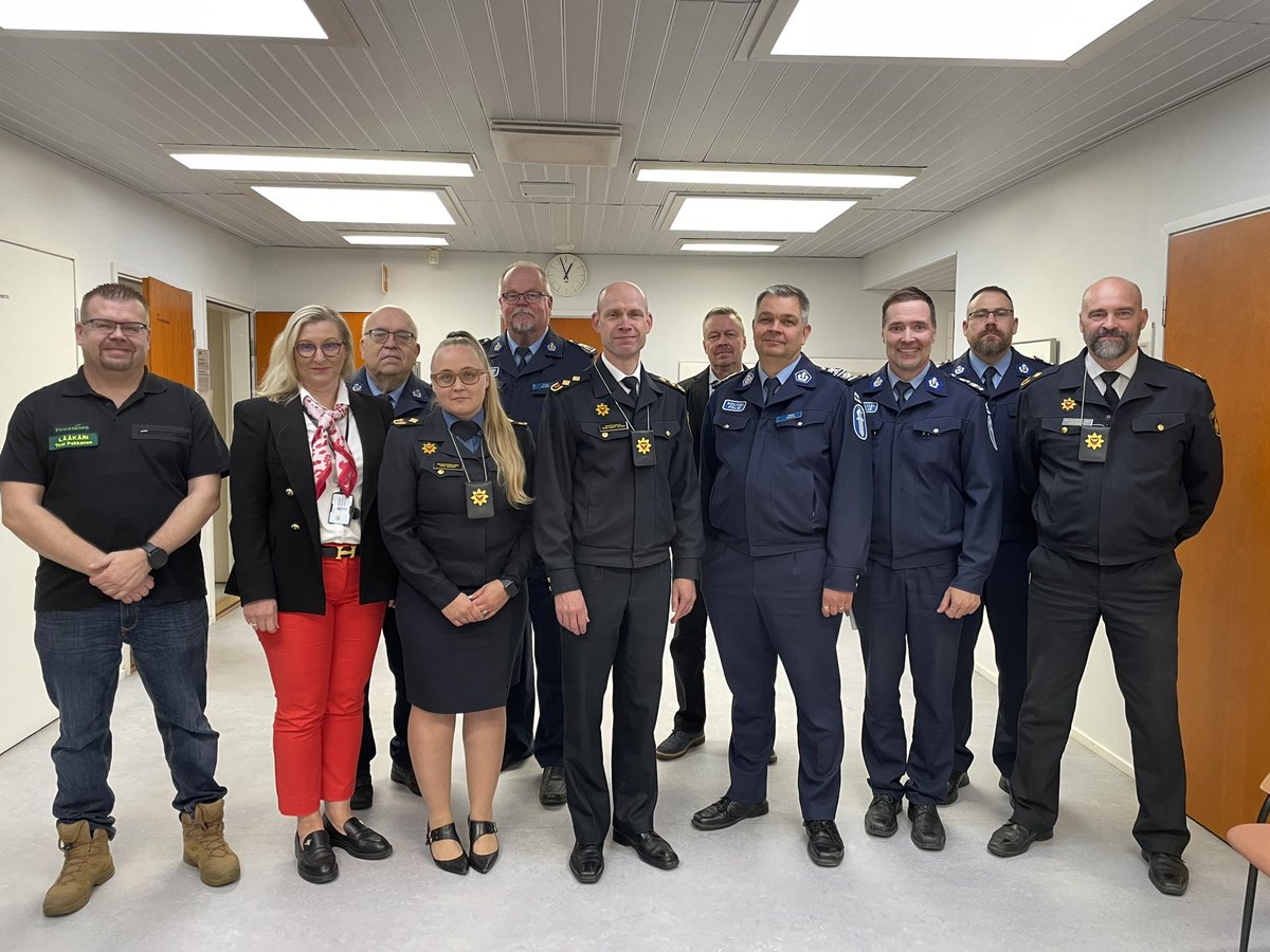 Meillä oli tänään yhteistyötapaaminen Sisä-Suomen poliisilaitoksen kanssa Tampereen pääpoliisiasemalla.
Tapaamisen ohjelmaan kuului mm. <a href="/SiSuPoliisi/">Sisä-SuomenPoliisilaitos</a> ja <a href="/pela_eh_pir/">Pelastuslaitos ja ensihoitopalvelut Pirkanmaa</a> ajankohtaiset asiat  ja yhteistyön kehittäminen. 
Kiitos <a href="/MasalinMikko/">Mikko Masalin</a>

#TurvallinenPirkanmaa
#Viranomaisyhteistyö