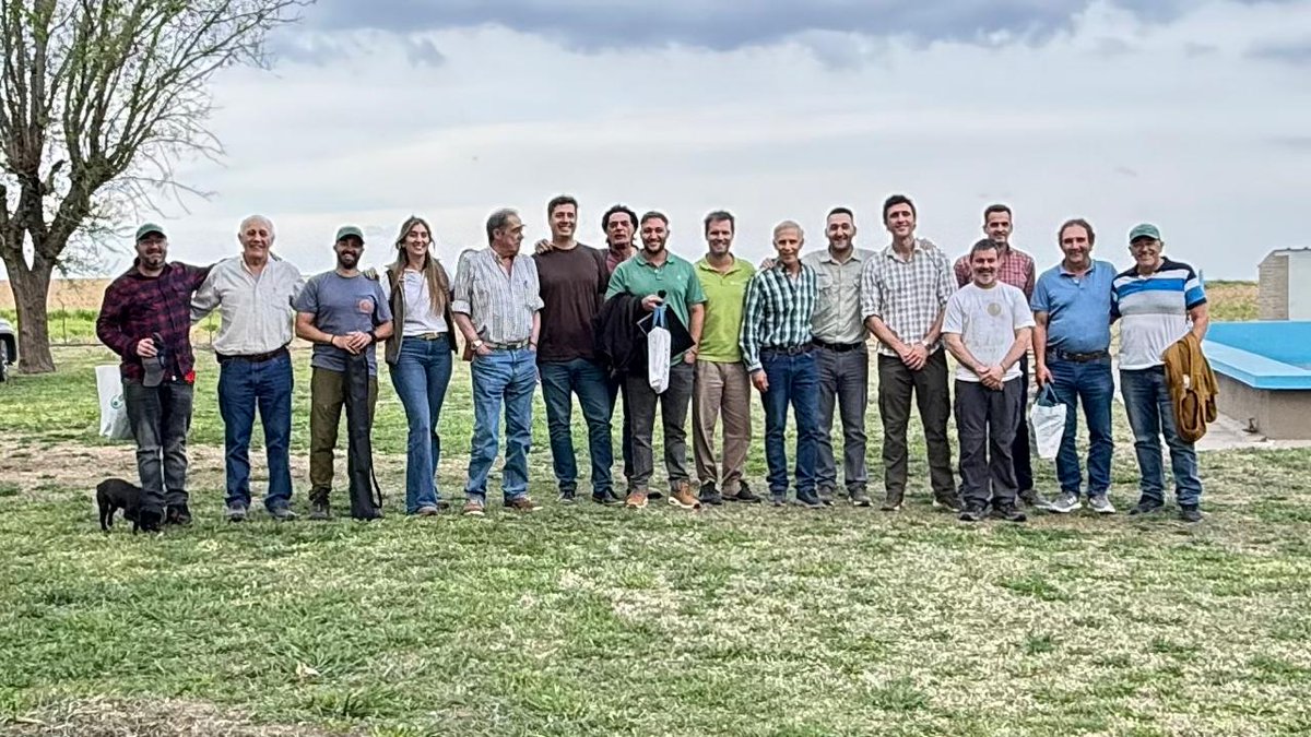 IASanTalano's tweet photo. Desde @Syngenta_ar seguimos sumando conocimientos y reforzando conceptos, estuvimos con el grupo @CambioRural en San Luis hablando de calidad de aplicación, uso de #Acuron 🌽 #Virantra🐛#Amistarxtra 🦠para seguir aumentando producción en la pcia.
@grupodepetris https://t.co/3BVCoCQxtz
