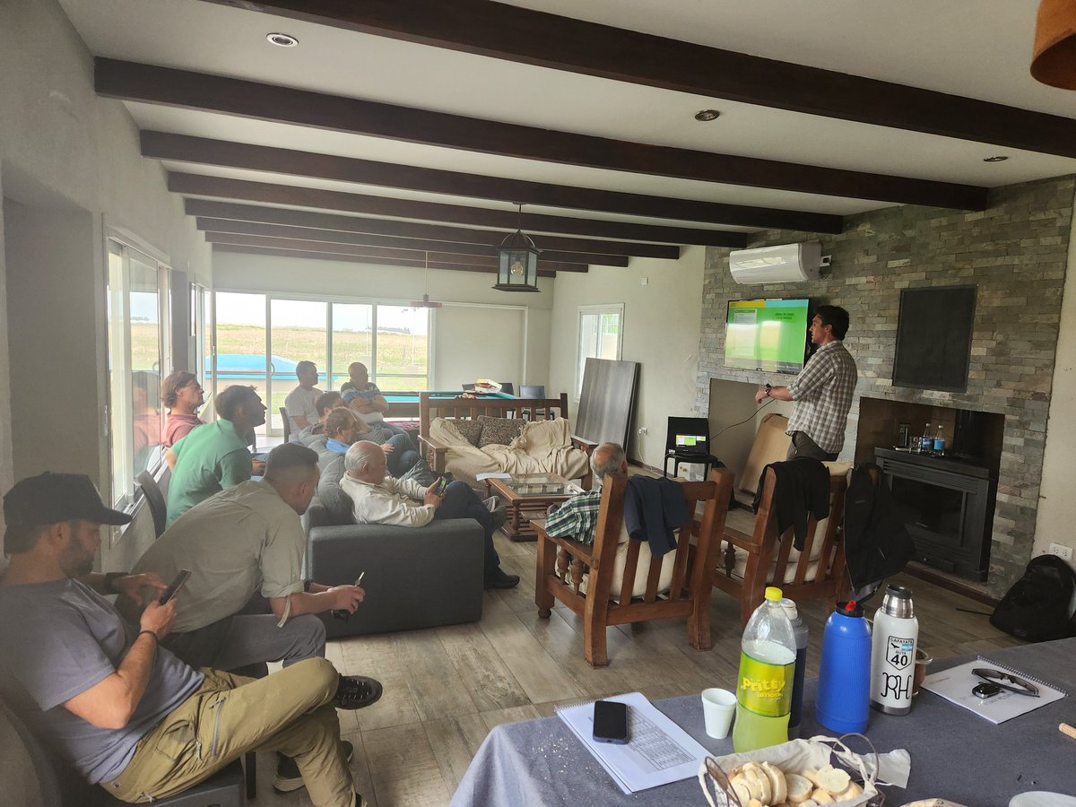 IASanTalano's tweet photo. Desde @Syngenta_ar seguimos sumando conocimientos y reforzando conceptos, estuvimos con el grupo @CambioRural en San Luis hablando de calidad de aplicación, uso de #Acuron 🌽 #Virantra🐛#Amistarxtra 🦠para seguir aumentando producción en la pcia.
@grupodepetris https://t.co/3BVCoCQxtz