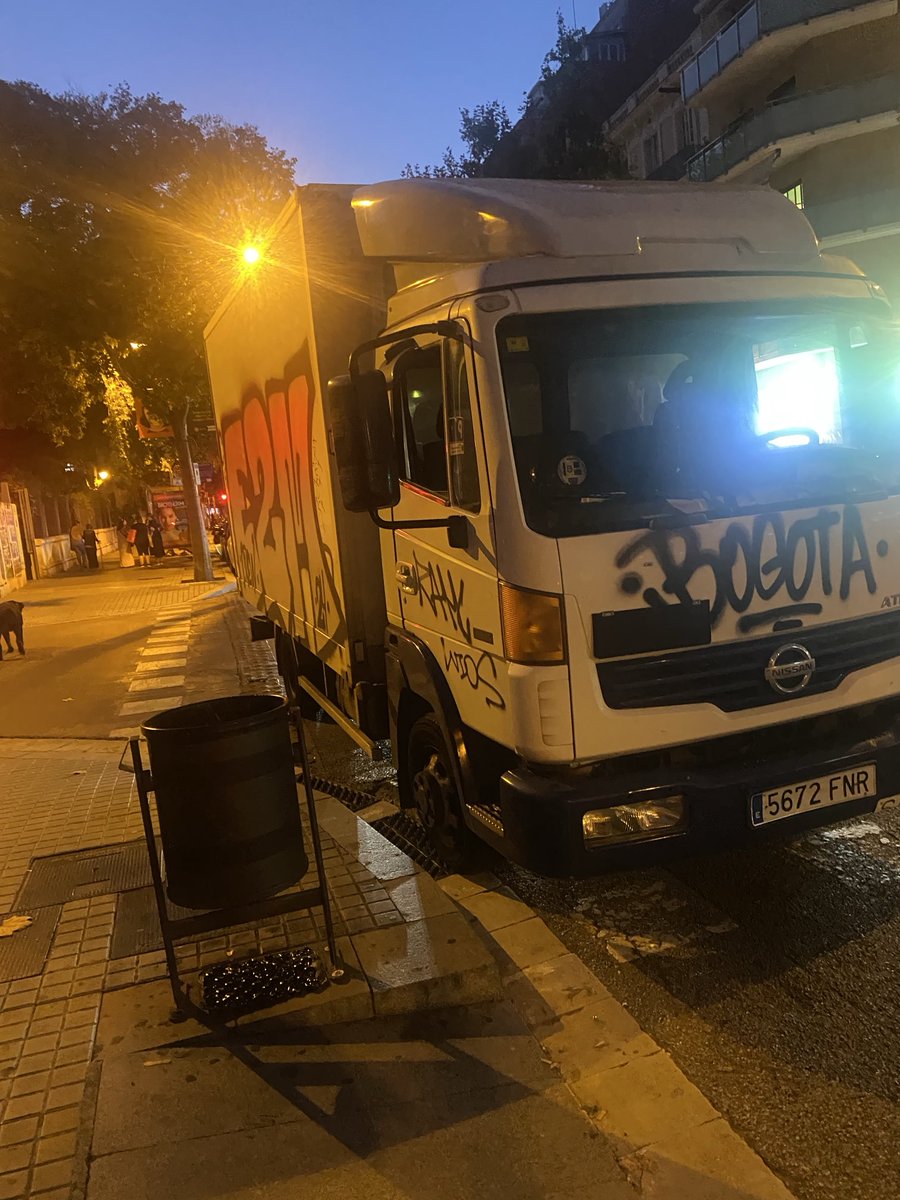 lopezfouce's tweet image. Hey, @GUBBarcelona aquest camió ha de estar tot l’any i totes els vespres aparcat malament. Passseig Maragall amb Frederic Rahola. Impedeix el pas i tapa la visió del semàfor.
