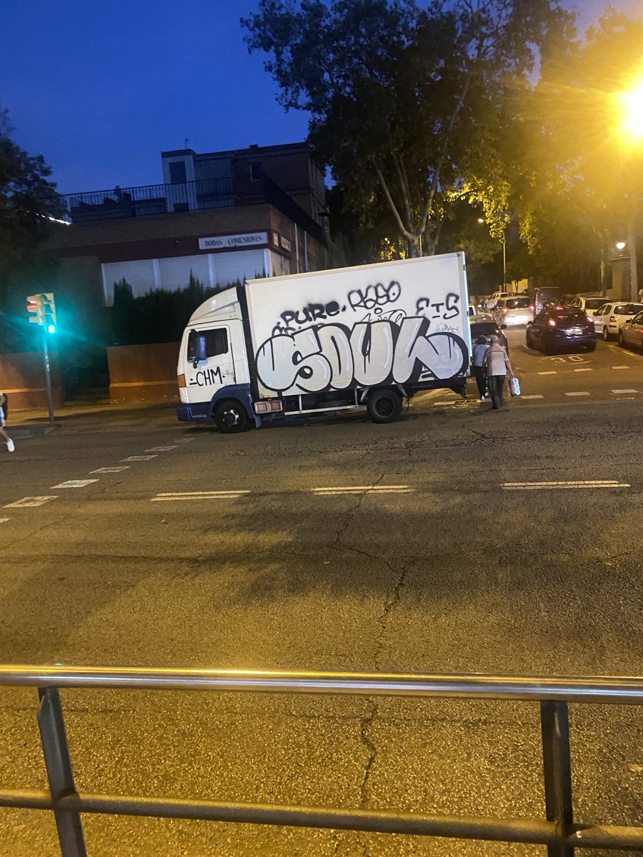 lopezfouce's tweet image. Hey, @GUBBarcelona aquest camió ha de estar tot l’any i totes els vespres aparcat malament. Passseig Maragall amb Frederic Rahola. Impedeix el pas i tapa la visió del semàfor.