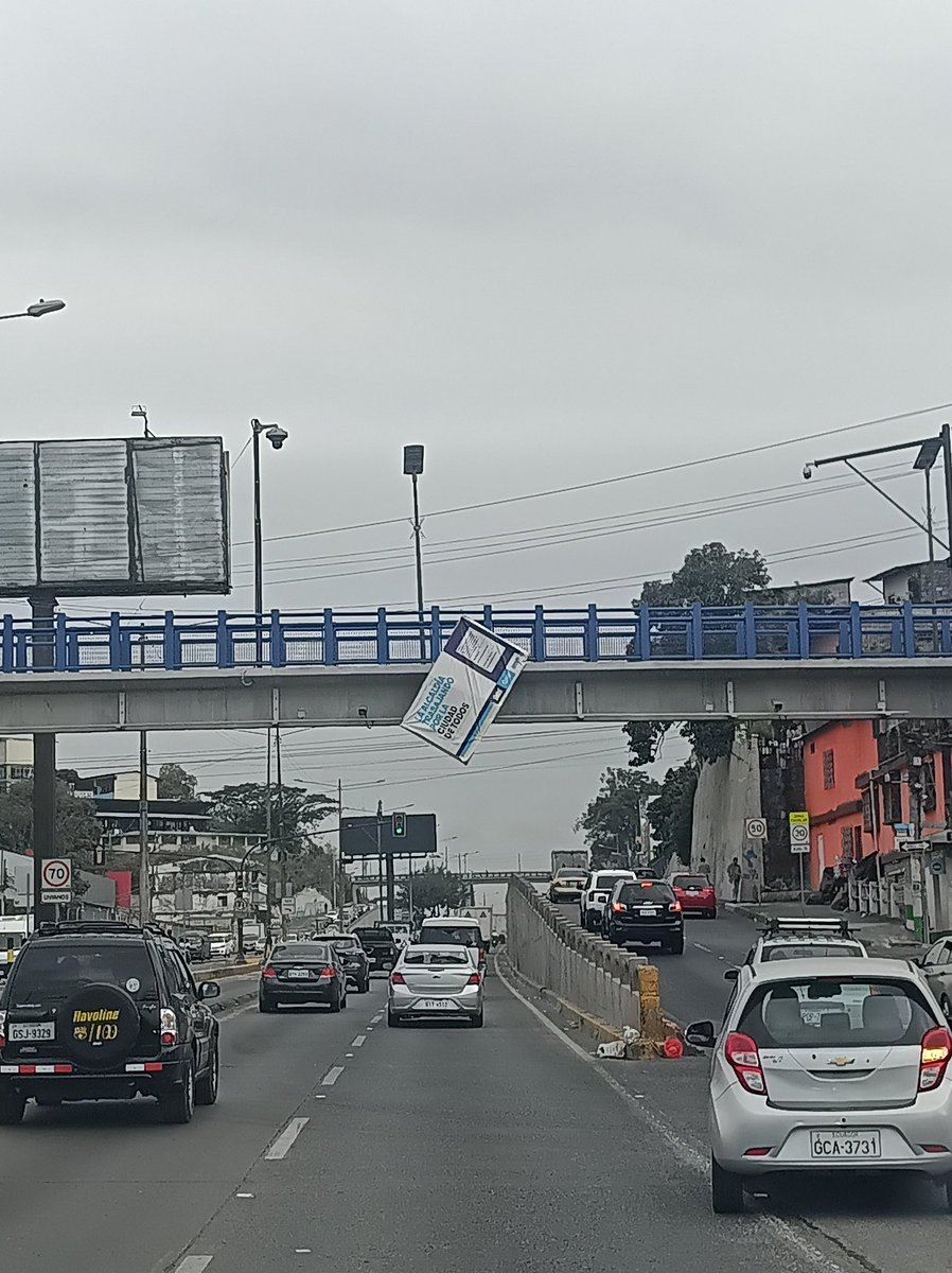 vasquezchicho14's tweet photo. Letrero suelto apunto de generar un accidente. Via a Daule frente a #santapriscila https://t.co/G0MuxIvrv3
