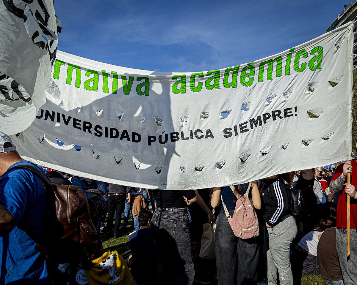 Aún con la demora, voy a publicar algunas fotos que hice ayer en la marcha universitaria.
En mi caso, lo hice acompañando la columna de Fsoc UBA junto a directivos, docentes, graduados, estudiantes y no docentes.
Por la universidad, por la democracia.
Sale hilo 🧵