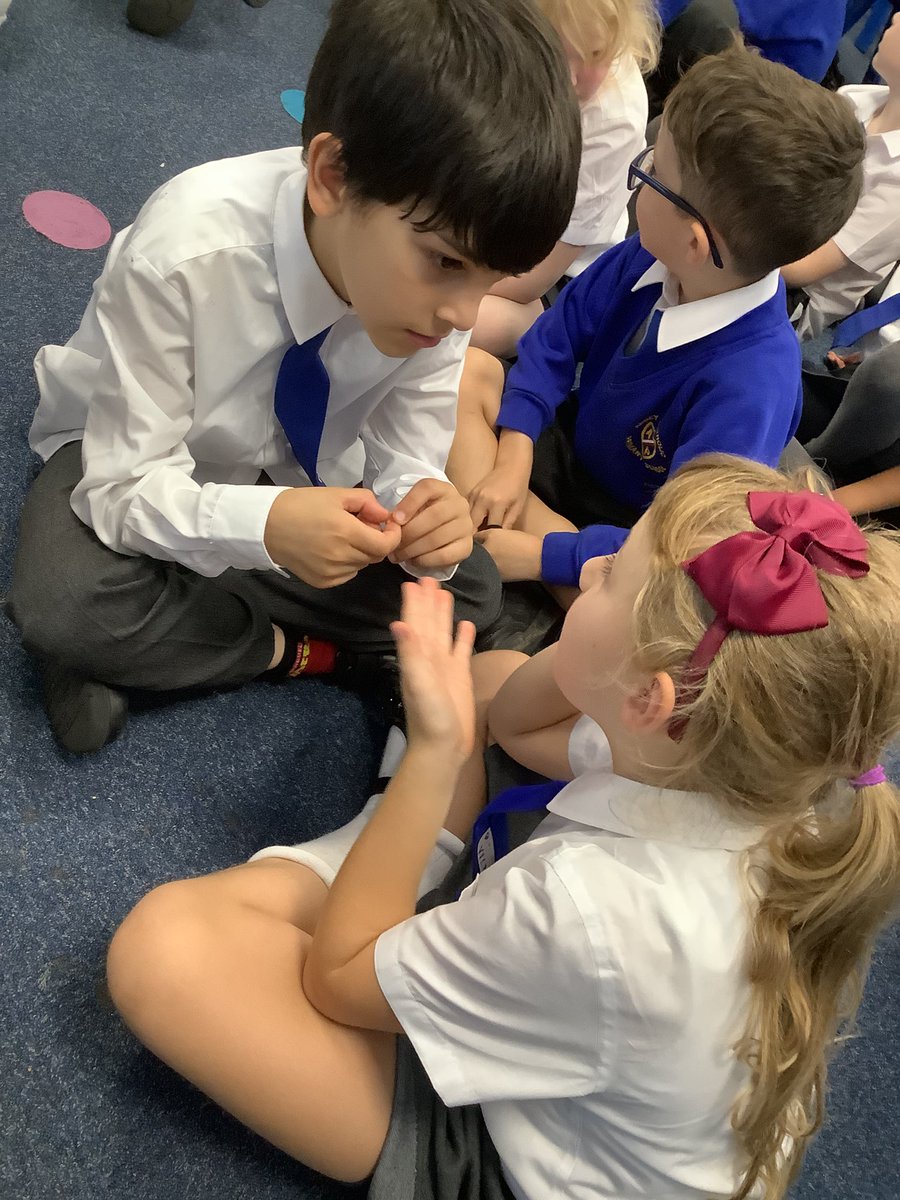 AbbeyPrimary's tweet image. #y2 are discussing which types of IT their families use to work on. J says his family use an iPad and laptop #computing