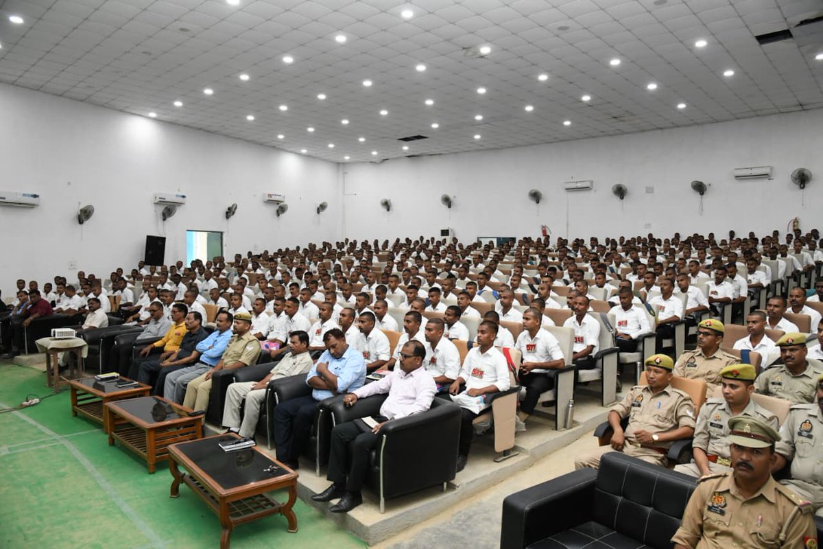 APTCSitapurUPP's tweet photo. दिनांक 18.09.2025 को आडिटोरियम हाल में एपीटीसी के सभी अधिकारियों द्वारा प्रशिक्षुओं से अनौपचारिक बातचीत की गयी । कार्यक्रम के दौरान प्रशिक्षुओं द्वारा अपनी बातें साझा की गयीं एवं प्रशिक्षण से सम्बन्धी अपने सुझाव दिये गये । https://t.co/7yB78rhLoA