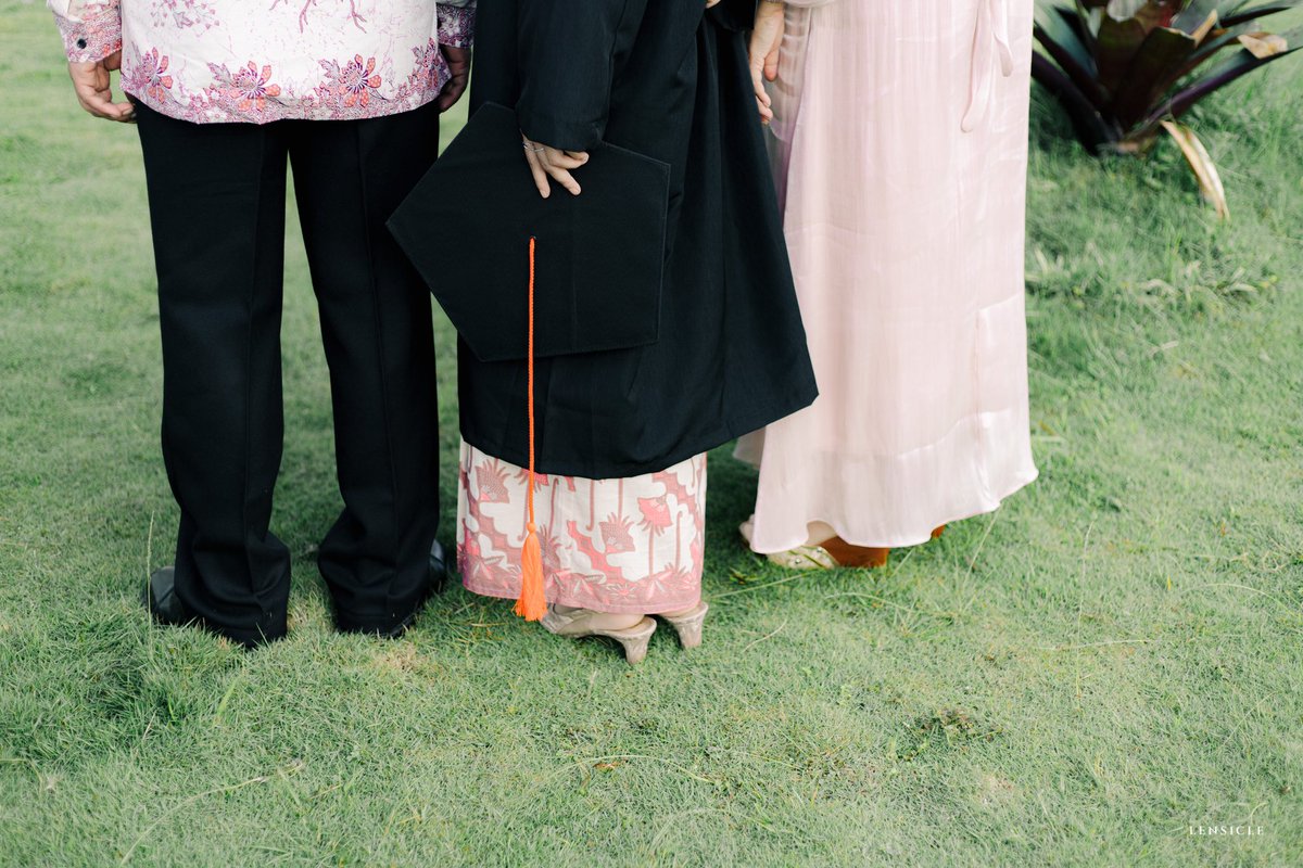 thelensicle's tweet photo. Kilas balik dari sesi wisuda Kak Hanifah di UIN SGD.

Time: 06.00-07.00
Spot: Gedung putih dan Lab Halal.

Arsip Lensicle, 2025

tag fotografer wisuda bandung jakarta jabodetabek fg wisuda uin graduation https://t.co/hbXUqwyfWa