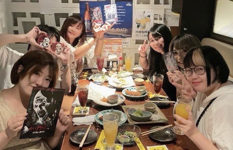 #テリファー3 吹き替え声優陣(一部)で、沖縄料理屋さんにて夏を満喫してきました🌺
1番夏を満喫したいと言ってた旦那さん(役)の吉田さん、顔隠れてて分からないねー(笑)。
とても楽しくてあっという間の、でもかなり色んな話が出来たお食事会でした🍽✨
頑張らなきゃなって、また一緒に演りたいなと。