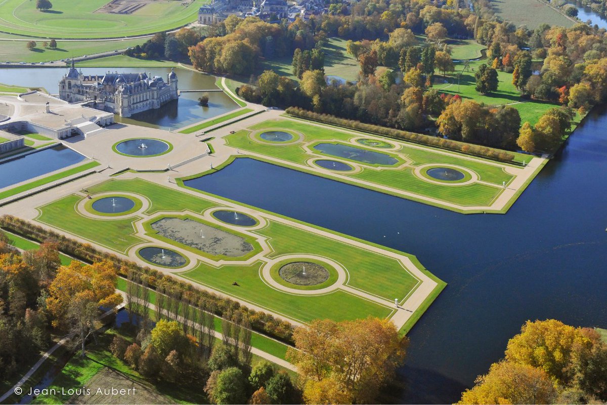 「フランス人の好きなモニュメント 2025」で、シャンティイ城が栄えある1位に輝きました 🏰🎉

パリから1時間未満で訪れることのできるオワーズ県のシャンティイ城は、フランスならではのアール・ド・ヴィーヴルがぎゅっと詰まった史跡です。