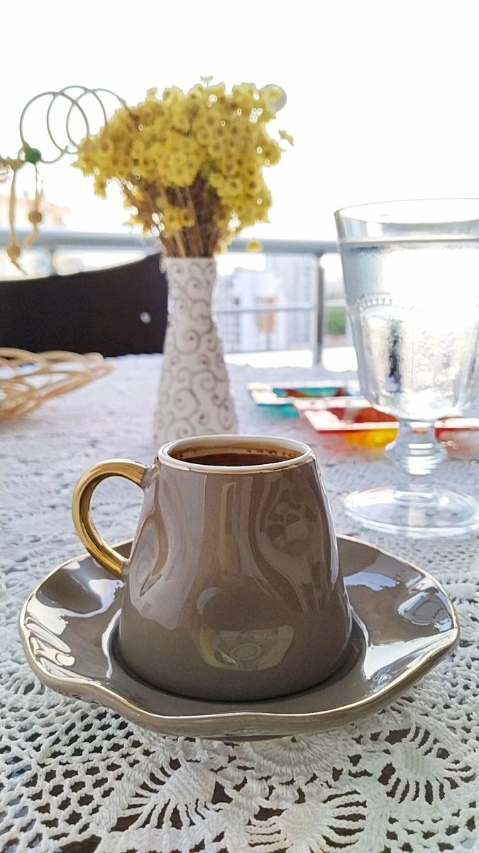 Kişiliğin renklisi makbuldür ..
Kişiye göre renk değiştireni değil...

#İyiAkşamlar 🌼🦋☕
