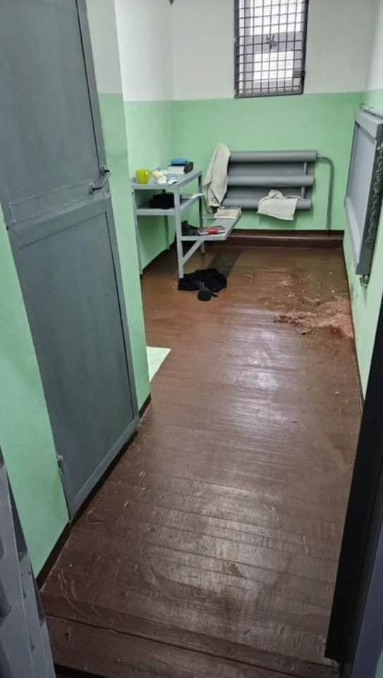 Вчера не мог собраться с силами, чтобы что-то написать. Сердце заколотилось, как только увидел эту фотографию, — в точно такой же камере, один в один (вплоть до досок на полу и краски на стенах — они там что, все одинаковые?) я сидел в прошлом году в ЕПКТ ИК-7 в Омске. В точно