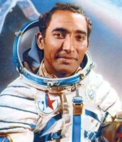 Hace 45 años, Arnaldo Tamayo Méndez se convirtió en el primer latinoamericano en viajar al cosmos. Para #Cuba, un país pequeño y bloqueado, esta proeza resultó una contundente demostración de la capacidad de nuestros profesionales.

#CubaViveEnSuHistoria