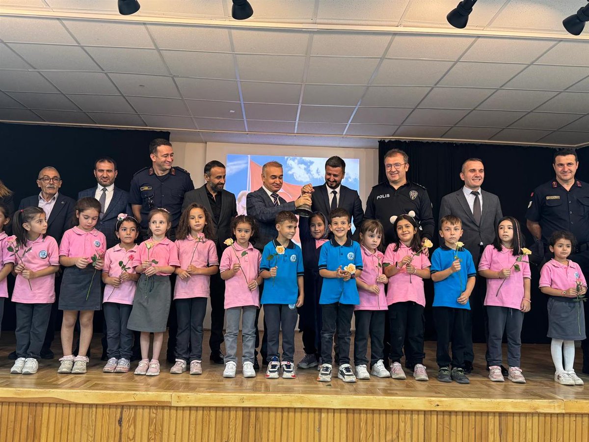 2025-2026 Eğitim-Öğretim Yılı İlköğretim Haftası kutlama programı Atatürk ilkokulu Çok Amaçlı Salonunda çeşitli etkinliklerle gerçekleştirildi.

Programa Kaymakam Selami IŞIK, daire amirleri, okul müdürleri, öğretmen, öğrenci ve veliler katılım gösterdi.