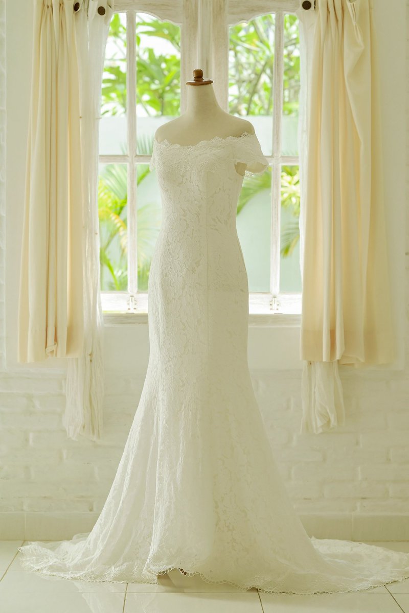 bless_photo's tweet photo. BLESSサロンの新入荷ドレス♡ レース仕立てのスレンダードレスNo.73、ツヤ感がある生地でオフショルダーにもなるスレンダードレスNo.74 を入荷しました✨レンタルドレスご利用のお客様はぜひ試着してみてください！ https://t.co/Bt207Dtrig