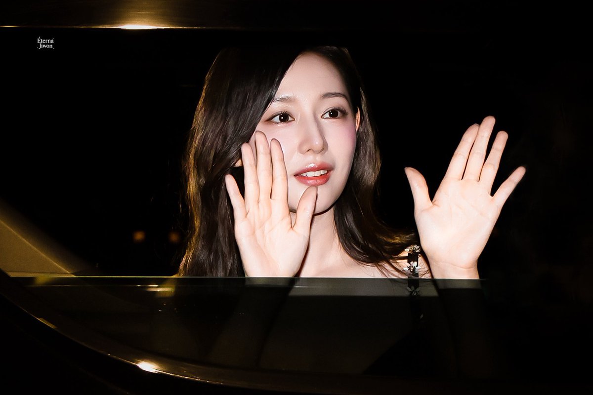 와 언니가 너무 밝아서 당황함
과장 1도 안보태고 진짜 혼자 빛나고 있잖아...