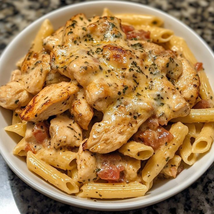 AMOMILEVH's tweet photo. ㅤ

“@MadahBadar, Kara! Yuk makan, kak Arum masakin banyak pasta!” seru Arumika dari dapur meneriaki adik laki-lakinya 'tuk bergabung makan bersama. 
ㅤ
ㅤ https://t.co/8nF9FJVgwa