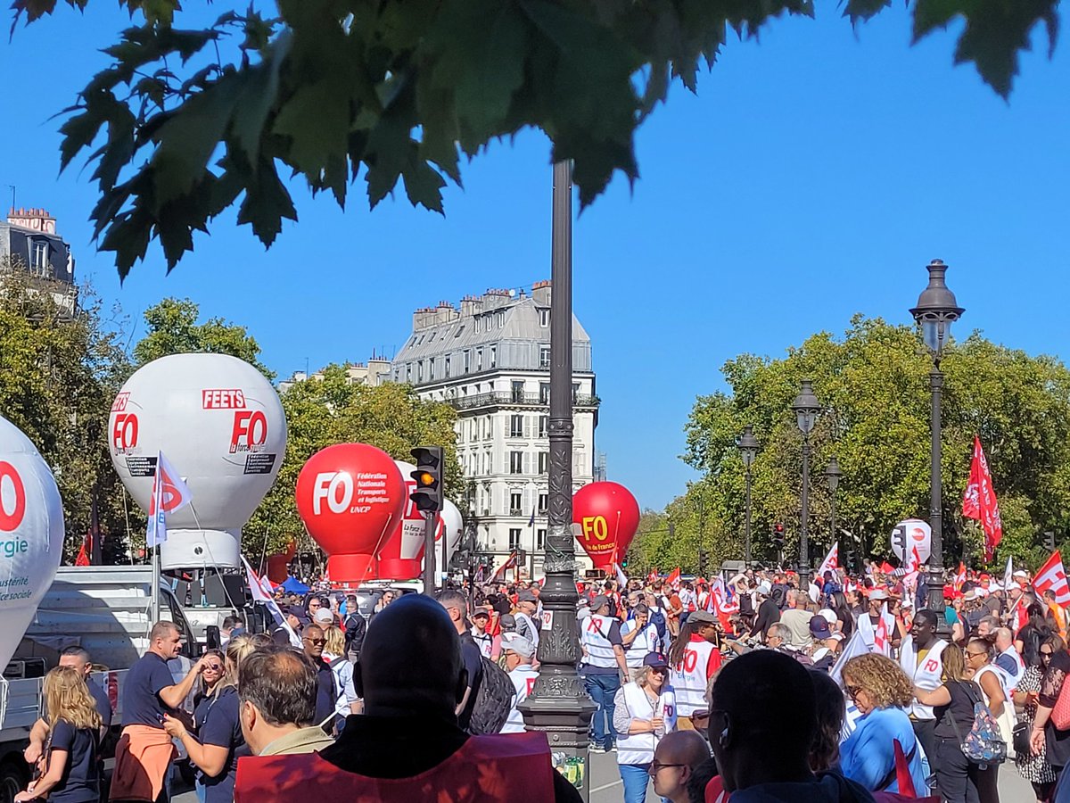 BrancheFOcom's tweet photo. En ce jour de manifestation et de revendications la Branche Telecom répond présent dans les cortèges en compagnie de la Fédération FO COM. Le cortège de tête s'est élancé à 14h15 à Paris. Notre délégation est toujours à Bastille tellement il y a du monde. #18septembre2025 #FO https://t.co/vf6Sjy8sOD