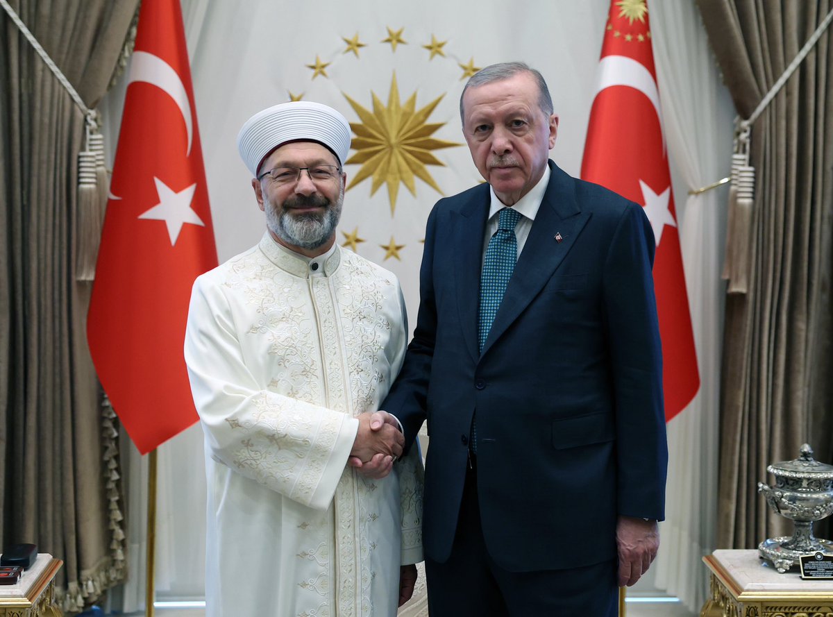 Cumhurbaşkanımız <a href="/RTErdogan/">Recep Tayyip Erdoğan</a>, eski Diyanet İşleri Başkanı Ali Erbaş’ı Cumhurbaşkanlığı Külliyesinde kabul etti.
