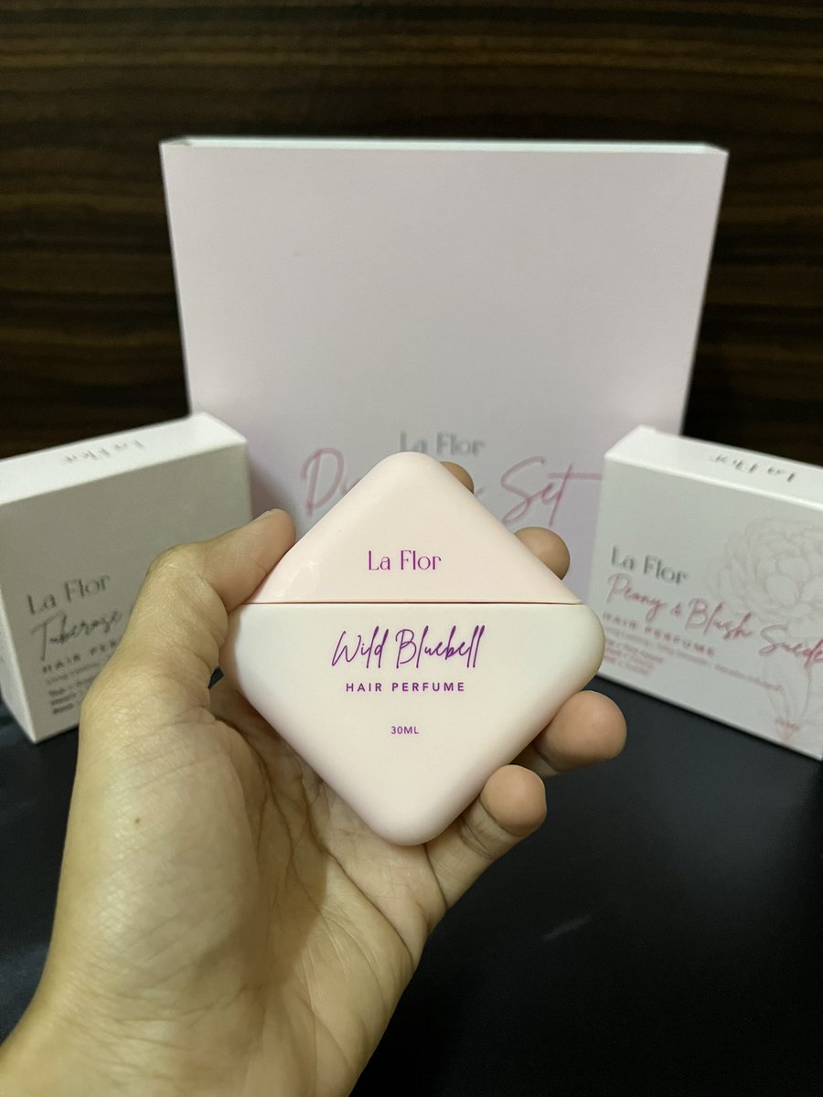 caaacahhh's tweet image. Dulu selalu risau nak buka tudung bila nak solat kat surau. Takut orang bau rambut kita kepam. 

Bila dah pakai hair perfume ni rambut i tak bau kepam dah. Hair perfume ni bukan setakat buat rambut wangi je tau tapi buat rambut jadi lembut je nak sikat pun senang.