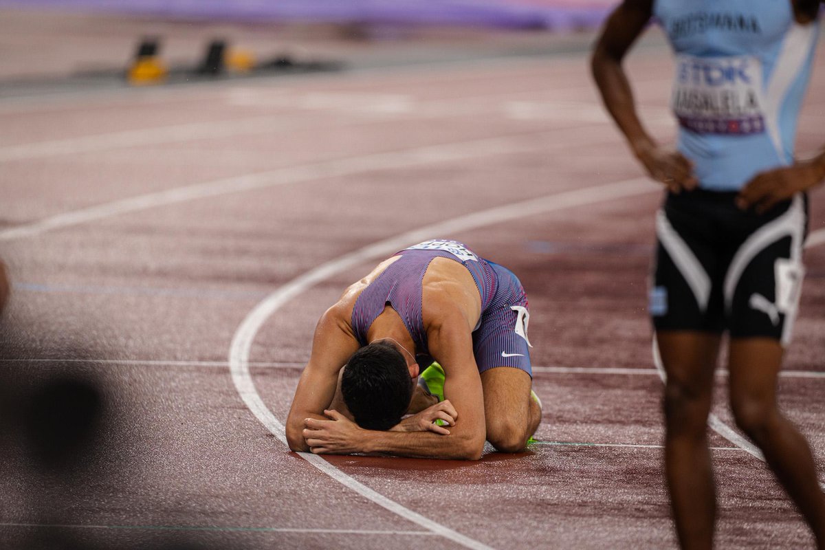 A magical comeback season ends in the semi-finals for Donavan Brazier, the 2019 800m world champion who overcame injury struggles to win USAs and make another global championship this year. Brazier places third in heat 2, running 1:43.82, the fastest man not to qualify for the