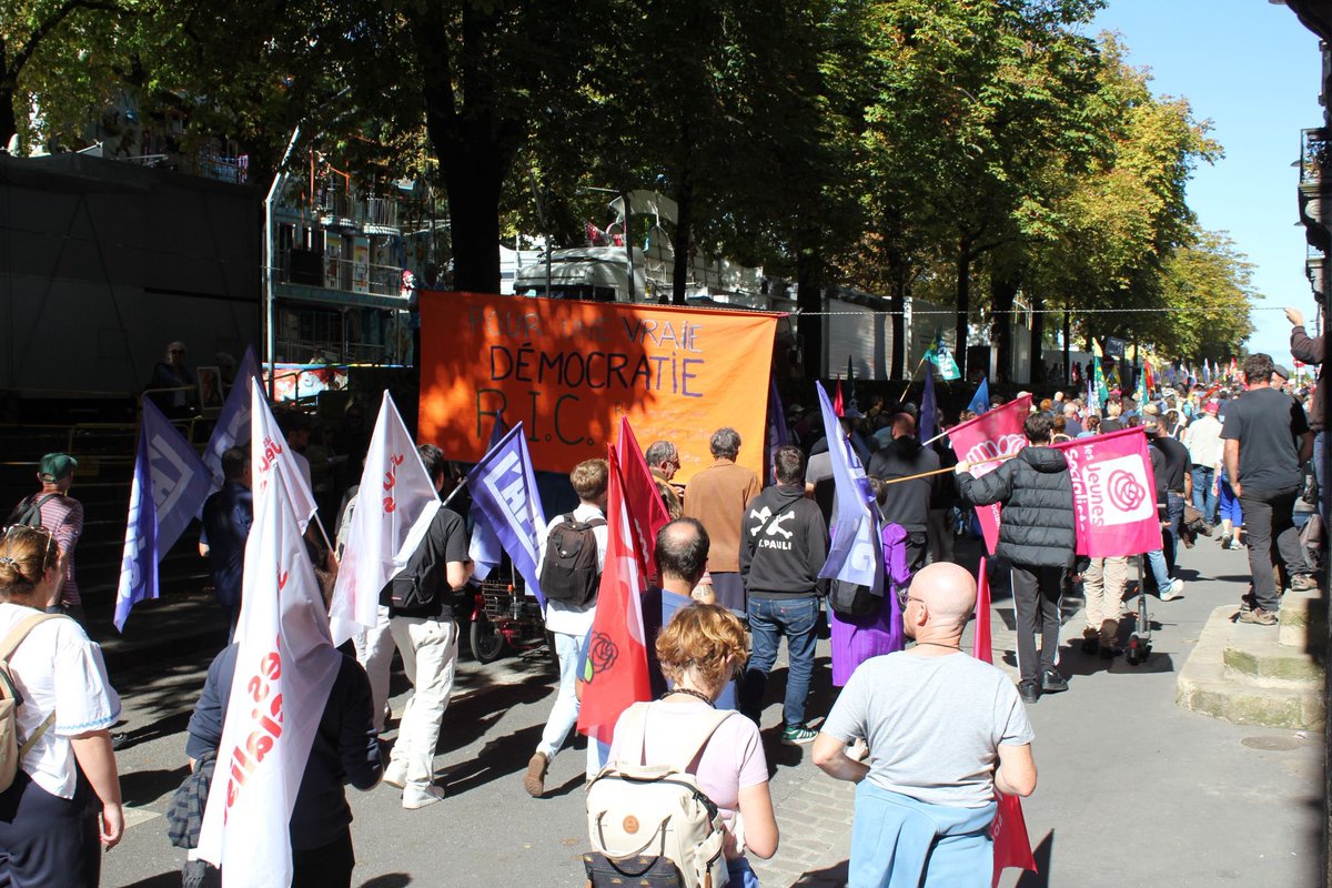 Très forte mobilisation populaire à Nantes à l'appel de l'intersyndicale, comme partout dans le département et dans le pays ! ✊

Les JS 44 étaient en force pour dire non aux attaques contre le monde du travail, les retraites, les services publics ! 🌹