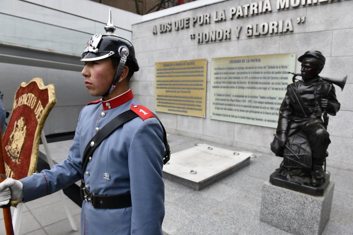 #GloriasDelEjército: Autoridades institucionales realizaron un homenaje al Soldado Desconocido que descansa en la Cripta del Libertador Bernardo O'Higgins, ubicada en la Plaza de la Ciudadanía. 

#215AñosDeHistoria #MesDeLaPatria #EjércitoDeChile