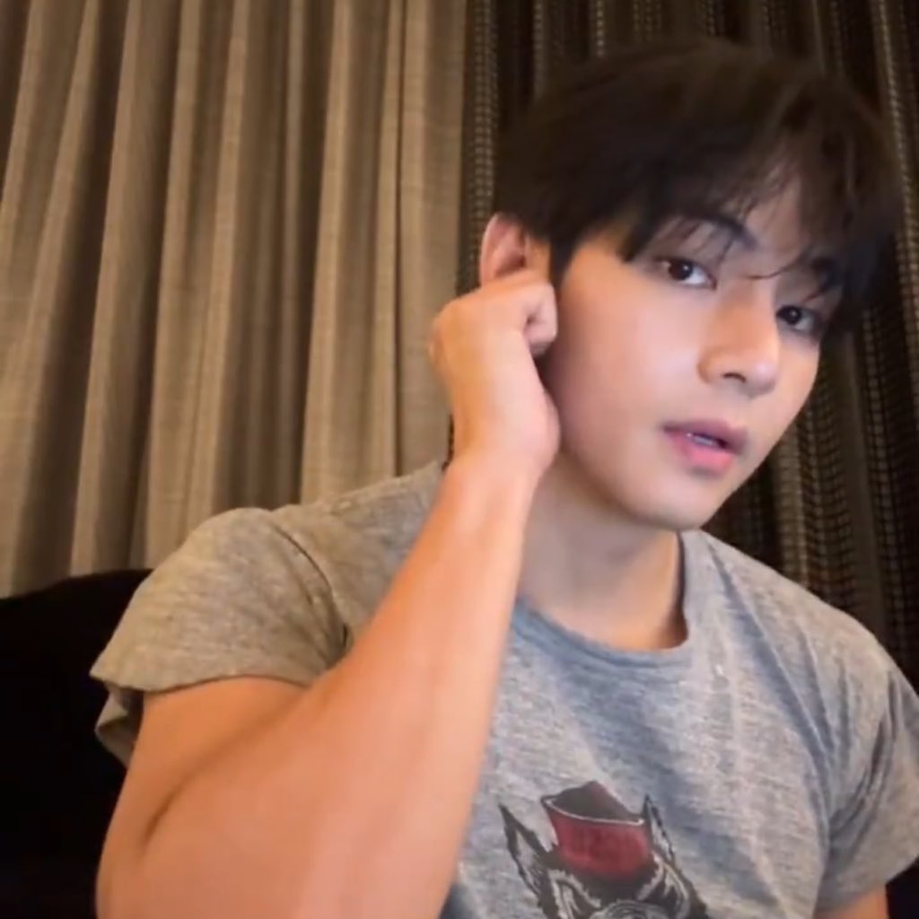 HE IS SUCH BEAUTIFUL! 😭💜