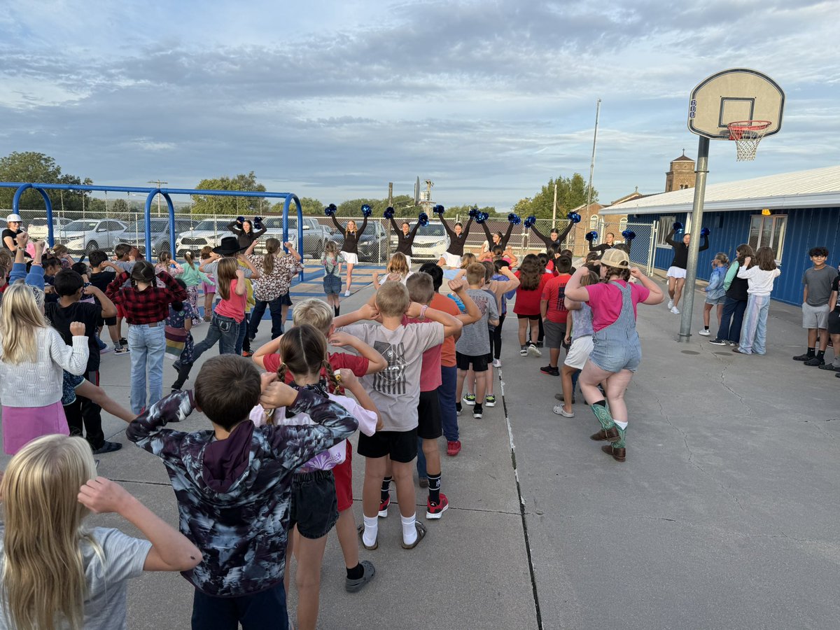 We started off our Thursday morning with lots of Viking spirit thanks to the <a href="/Lakeviewhigh/">Lakeview High School</a> dance team! They taught our students a sideline routine! We wish them good luck with their routine Friday night! #lakeviewvikes