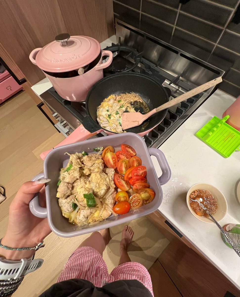 EmilyEmily732's tweet photo. Simple ingredients, yet they cook up a whole lot of happiness.
Chicken, eggs, and bean sprouts, paired with fresh cherry tomatoes — warm, cozy, and so satisfying~✨
#TodaysCooking #HealingDailyLife #LittleJoy #CookingHappiness #WarmMoments https://t.co/j2u4phuhhC