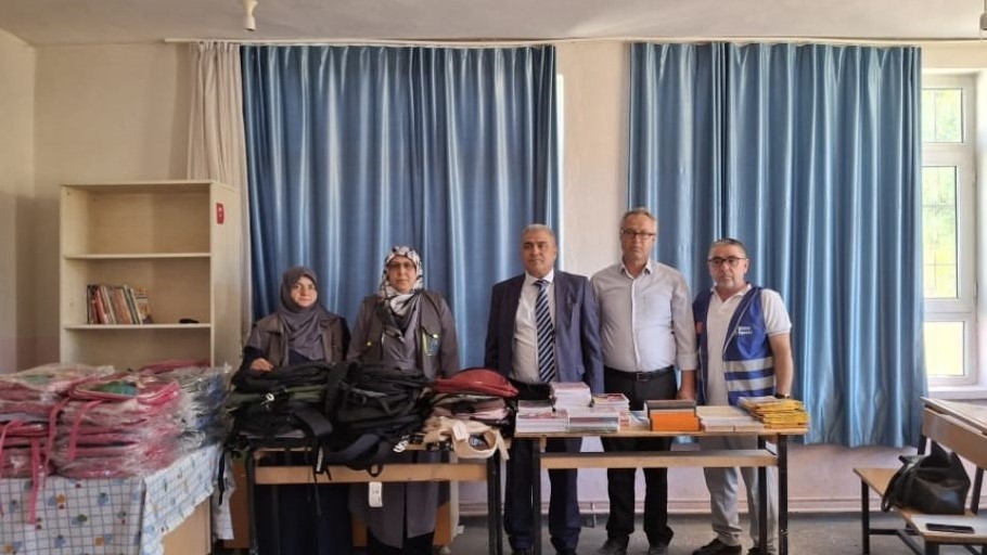 Meva Derneği’nden öğrencilere kırtasiye seti desteği elbistankaynarca.com/haber/26309458…