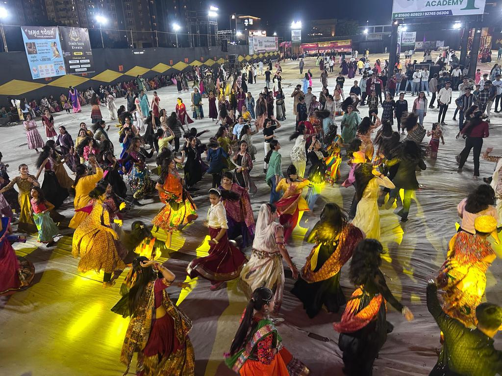 ABVPGujarat's tweet image. #ABVPRajkot દ્વારા સાંસ્કૃતિક ગરબા મહોત્સવ નું આયોજન કરવામાં આવ્યું જેમાં ધારાસભ્ય  શ્રી દર્શિતાબેન શાહ અને પ્રદેશ રાષ્ટ્રીય કલામંચ સંયોજક શ્રી હાર્દિકદાન ગઢવી વિશેષ ઉપસ્થિત રહ્યાં...

#ABVPGujarat #RKM #ABVPForStudents