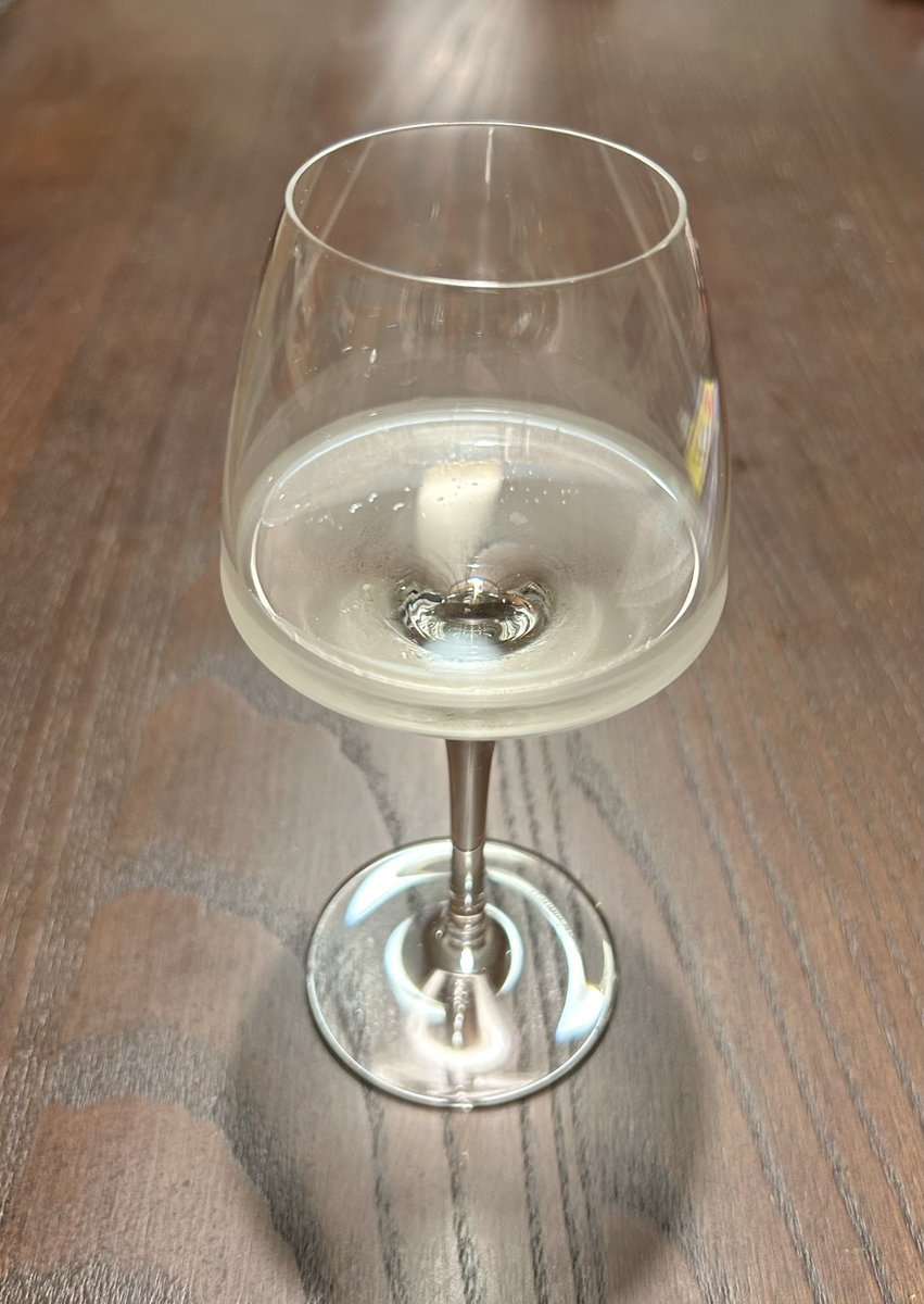 oisodandy's tweet photo. 今日はTSOVから届いたこれで晩酌✨
テイスティンググラスで飲んでみたら、まあ香り良いわ、美味しいわ😋🤤

吟之介も気がつけば八代目になってたのね。
今回のは甘味と口当たりの円やかさが良い感じ☺️
#TSOV
#えいたん
#吟之介 https://t.co/qLyQPOP0xR