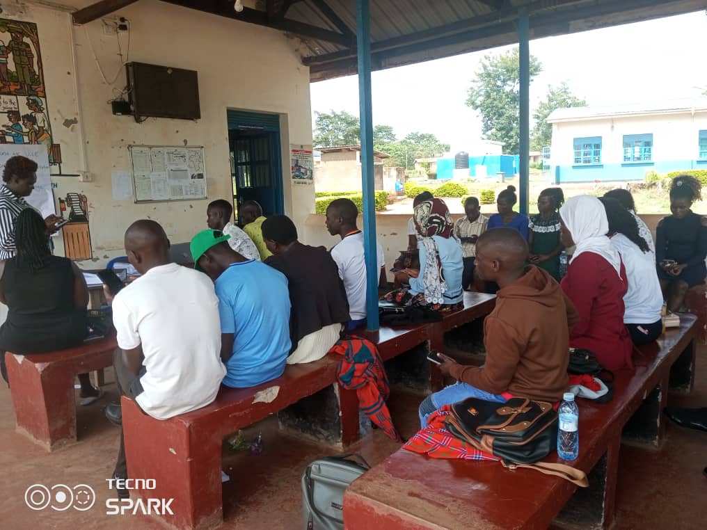 AEGYKamuli's tweet photo. #HappeningNow
Today, we are orienting IPTGS and SRHR Youth Champions on the Kenga Mobile V2 app at Buyende H/C III. This app will enhance reporting and data collection for the SAYE project, driving progress and impact. #SAYEProject #CapacityBuilding #HeiferInternationalUganda https://t.co/AW4DrMLokc