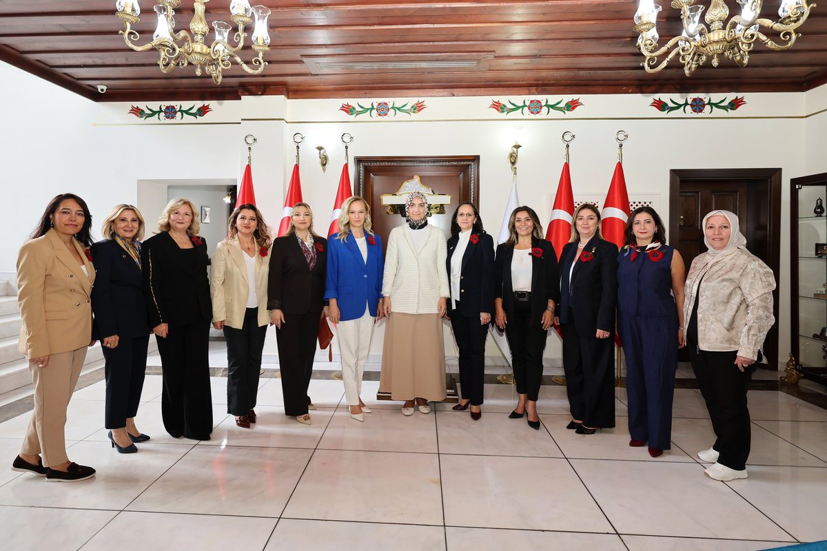 Valimiz Doç. Dr. Kübra Güran Yiğitbaşı, GİFED (Türkiye'nin ilk Girişimci İş Kadınları Federasyonu) Başkanı Oya Eroğlu ve beraberindekileri makamında kabul etti.